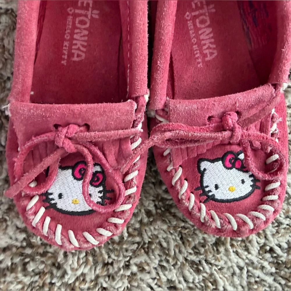 Minnetonka Hello Kitty pink suede embroidered kitty moccasins Toddler size 8